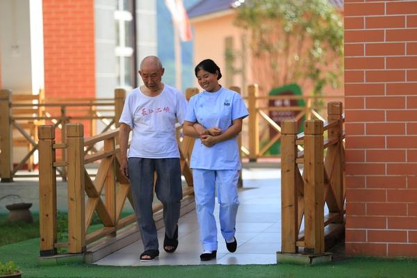 余慶:探索醫(yī)養(yǎng)融合 唱響最美“夕陽(yáng)紅”(圖3) 余慶:探索醫(yī)養(yǎng)融合 唱響最美“夕陽(yáng)紅”(圖3)