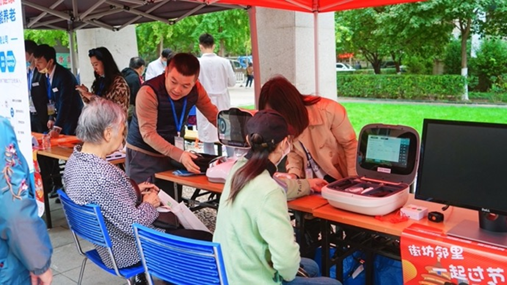 悅享數(shù)字走進社區(qū)居家養(yǎng)老服務，與長者共話金色重陽(圖2)